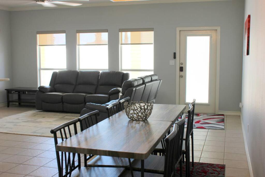 Spacious Home, Short Walk To Beach, Heated Pool! Corpus Christi  Kültér fotó
